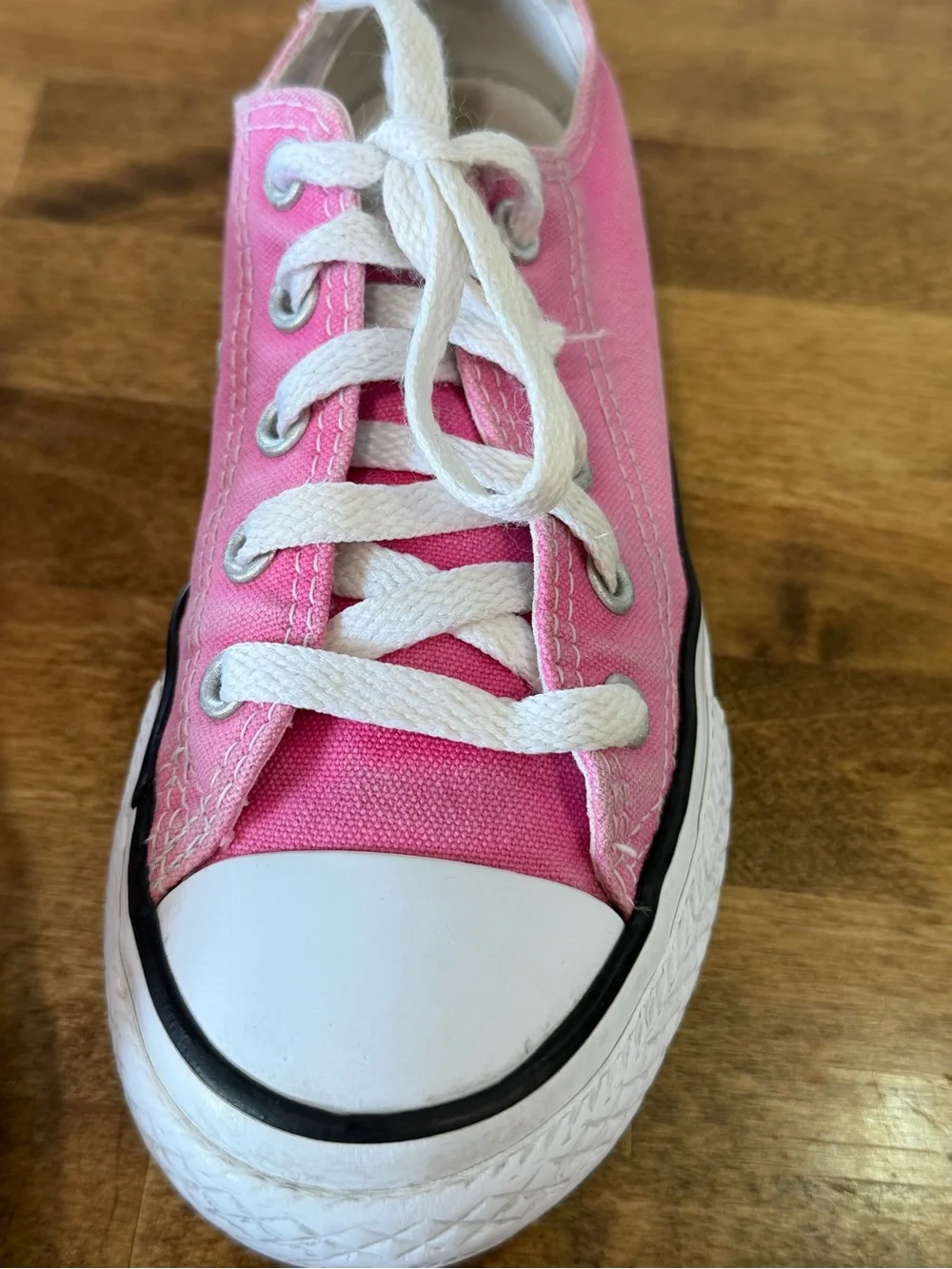 Converse Kids Low Top Sneakers - Pink and White- size 13 Youth- video in listing